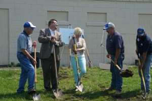 City Council member Roger Andersen, Mayor Andy Fuston, City Council member Lana Minton, City Council President Allen Steinmeyer and City Council Member Charlie Wheaton break ground for the new pool. Photo Credit/Denise Gilliland, Kat Country Hub