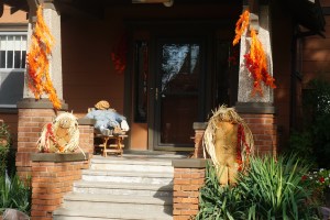 Barry Johnson's house in Oakland, very well decorated for Halloween and Fall. Photo Credit/Denise Gilliland, Editor and Chief, Kat Country Hub.