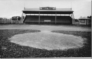 Lyons%20grandstand[1]