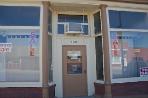 Front view of L&M Dress Shop in Lyons. Photo Credit/Denise Gilliland, Editor and Chief, Kat Country Hub.