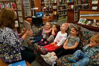 A musical book video, displayed by Oakland Library Director Rosa Schmidt was also a hit with the youngsters at story time. Having a great time singing along is, from left, Ava Johnson, Jalie Meyer, Paisley Peterson, Hilary Ray and Blaise Hartwell. Photo Credit/Denise Gilliland, Editor and Chief, Kat Country Hub.