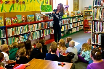 Oakland Library Director Rosa Schmidt reading to the Oakland-Craig preschoolers. Photo Credit/Denise Gilliland, Editor and Chief, Kat Country Hub.