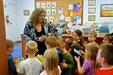 Oakland Library Director Rosa Schmidt handed out bookmarks to the preschoolers prior to them leaving. Photo Credit/Denise Gilliland, Editor and Chief, Kat Country Hub. 