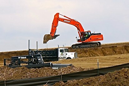 Moving dirt for the new Dollar Store began this week. Photo Credit/Denise Gilliland, Editor and Chief, Kat Country Hub.