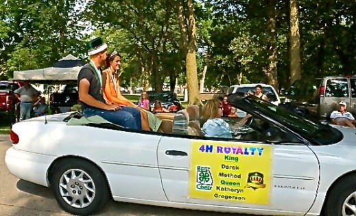Burt County 4-H Royalty Method and Gregerson ride through the Fair parade in style. Photo Credit/Denise Gilliland, Editor and Chief, Kat Country Hub.