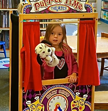 Laityn Johnson is putting on a show at the Oakland Public Library. Photo Credit/Denise Gilliland, Editor and Chief, Kat Country Hub.