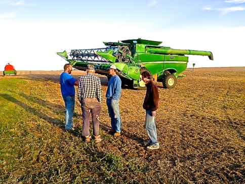 Here they are again in the field taking a break. Photo courtesy of Justin Beck. 