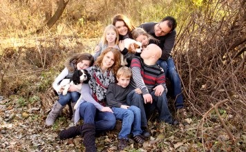 Lisa and Dane Johnson with their children, Devyn, Kyle, Karah, Korene, Caulin and Laityn. Photo courtesy of Lisa Johnson. 