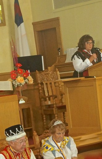Debbie Anderson, at the podium, speaking about her parents, Ed and Betty Hanna, the Oakland Swedish Festival King and Queen. Photo Credit/Denise Gilliland, Editor and Chief, Kat Country Hub. 