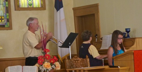 Mia Linder sings Jesus Loves me with accompaniment from Jim and Marilee Groth. Photo Credit/Denise Gilliland, Editor and Chief, Kat Country Hub.