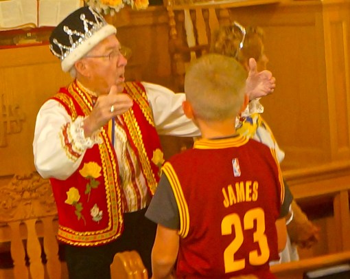 Ed Hanna, Swedish Festival King, directs the audience in singing God Bless America. Photo Credit/Denise Gilliland, Editor and Chief, Kat Country Hub. 