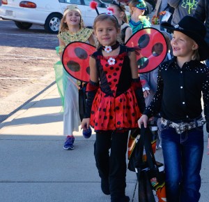 A great turnout of kids walked up and down Oakland's Main Street trick or treating! There were some great costumes! All photos credit of Denise Gilliland, Editor and Chief, Kat Country Hub. 